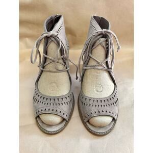 VINCE CAMUTO Sz 9M Tarita Laser Cutout Suede Block Heel Lace Up Taupe Sandal EUC